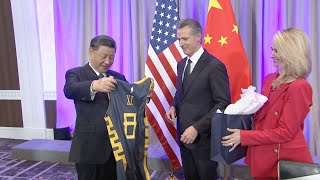 California Governor presents President Xi Jinping with a Golden State Warriors jersey