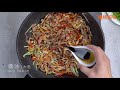 【1mintips】三種簡單材料，炒出一盤家常菜！！豆干肉絲很下飯，加了香菜根，油膩大減香味大增，更美味！！下次香菜根別浪費，就這樣做！