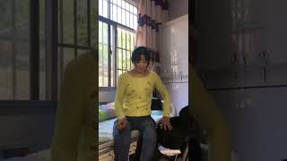 girl in a wheelchair 3年前的我是光頭，起床是遙控床，上輪椅是爸爸抱上去，洗臉刷牙給我遞到手中，穿了一年的睡衣，從不照鏡子……15