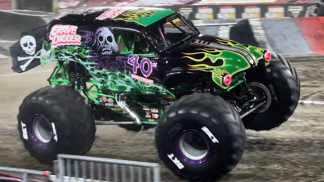 Monster Jam - Intros And Racing Tampa Show 1 2022 - YouTube