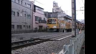 西武新宿線野方駅に停車する3000系各停拝島行き