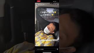 高速道路で居眠り運転する男