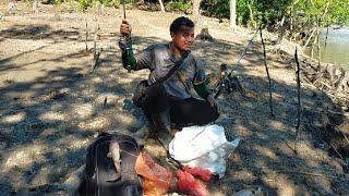 memancing ikan di muara sungai Sepang besar..