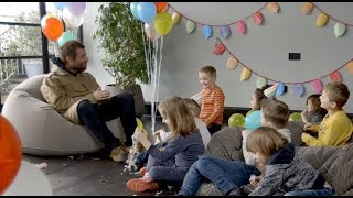 [sottot. ITA] Liam Gallagher intervistato da un gruppo di bambini