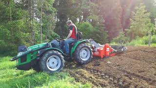 Ferrari Schmalspurtraktor CROMO K30 AR Knicklenkung Kubota 26 PS mit Muratori Umkehrfräse