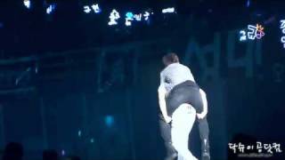 YouTube   Fancam 101023 Super Show in Beijing  Eeteuk piggybacking Kyuhyun