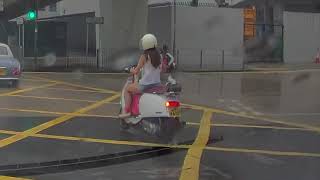 🛵電單車👸女司機，落雨濕透仍送外賣