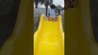 【大事故⁈】すべり台で落ちる子供 事故映像 2歳 プール 息子 【A big accident?!】A child falling on a slide