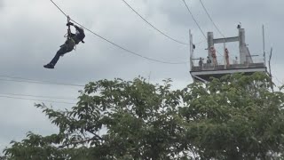 高層塔から園内を駆け抜けていくツインリンクもてぎの「メガジップライン つばさ」