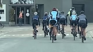 Amateur wielrenners 🚴‍♂️ rijden met 5 naast elkaar op de rijweg