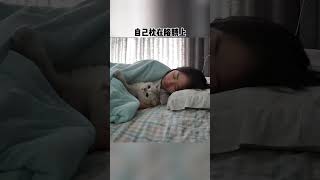 【#弟弟是只大脸猫】#监控下的一幕 #治愈猫咪 这是每个养猫人最幸福的的时刻吧~