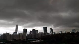 🔴广东新一轮强对流天气 ✳️广东深圳暴雨中，多地雷雨天气频繁，部分时间伴有零星雷暴和7级短时大风。 ☔️大家出门记得带伞，做好防御暴雨~~🌍