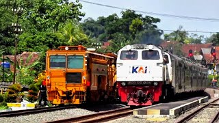 Melihat Kereta Argo Wilis Menyilang Kereta MTT Di Stasiun Kecil