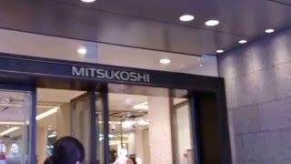 銀座三越の銀座通り入り口　Ginza Mitsukoshi entrance.