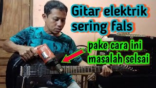 Service gitar elektrik di bagian tremolo