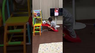 サッカーボール⚽️で遊ぶ1歳児ゆうくん