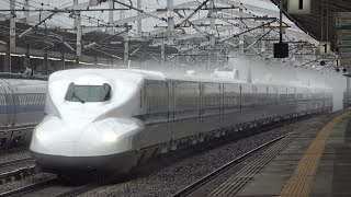 雨降る新倉敷駅を超高速通過する新幹線29本