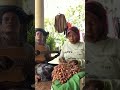 viral‼️ ibuk ibuk petani sholawat sambil ngupas bawang