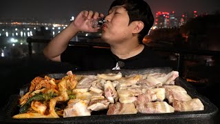 멋진 야경보며 삼겹살에 쏘주 한잔!! (Samgyeopsal \u0026 Soju at rooftop) 요리\u0026먹방!! - Mukbang eating show