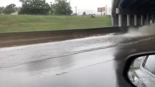 Maltempo, allagamenti a Detroit: l'autostrada è un fiume in piena