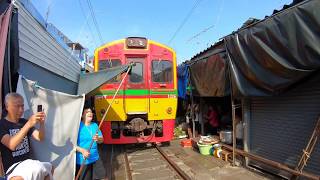 タイ旅行おすすめの観光地！市場の中を電車が走るメークロン線路市場 - Maeklong Railway Market, Thailand