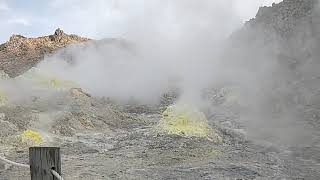 北海道 硫黄山 奥の方にて硫黄の匂いの中で。