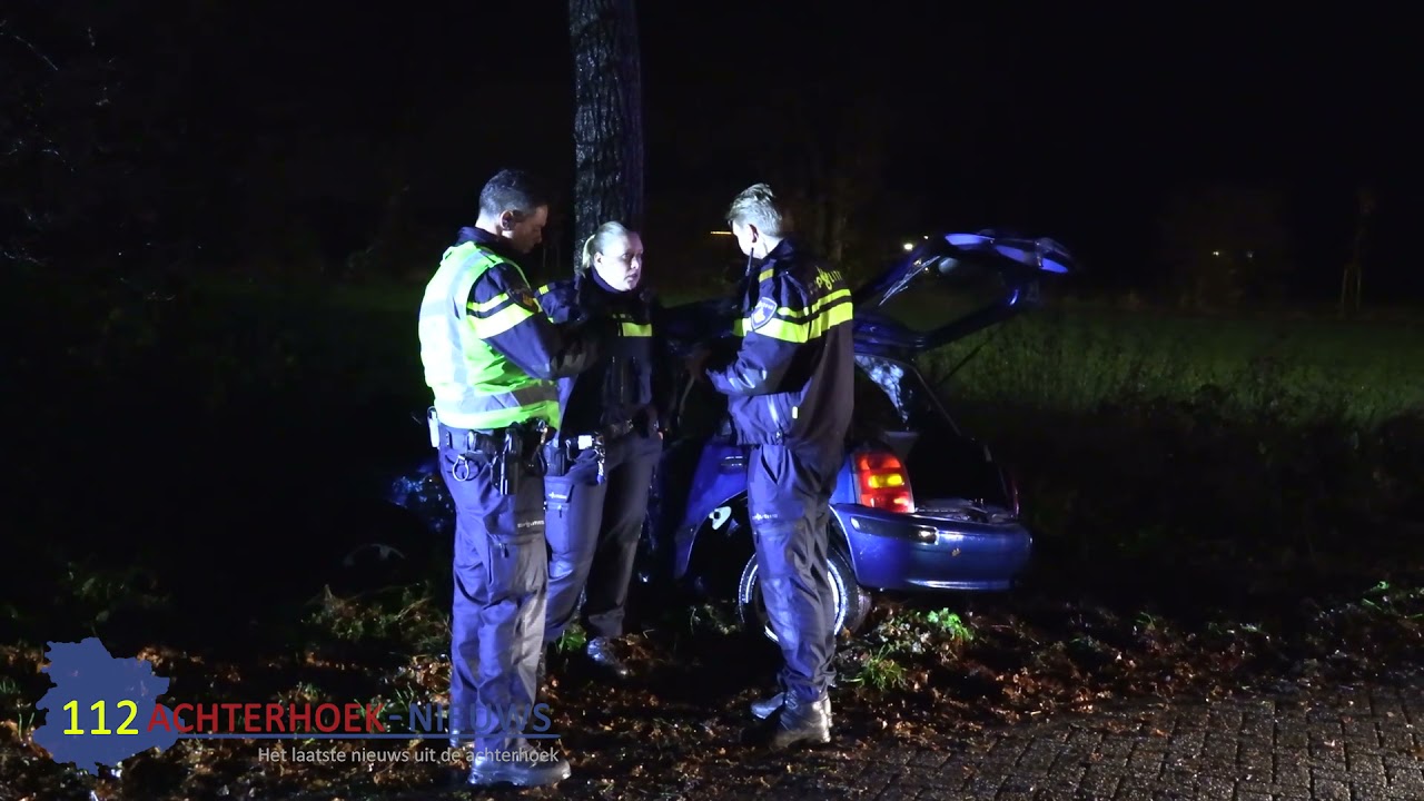 Brandweer Bevrijdt Gewonde Bestuurder Uit Auto Na Botsing Tegen Boom In ...