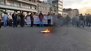 Έκαψαν τη σημαία του ΝΑΤΟ στην Πάτρα