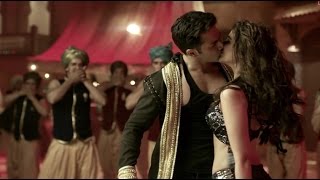 Varun Dhawan And Parineeti Chopra On Kissing Scene in Jaaneman Aah