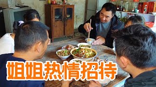 Sister Tao Zi went to pick cherries, and her sister warmly entertained you