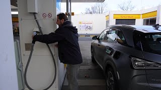 Hyundai Nexo Hydrogen Fuel Cell - Review, Fueling up, driving