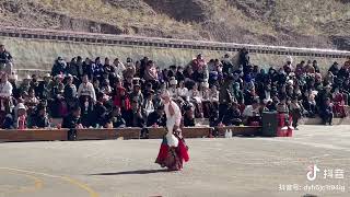 Chinese Xizang girls dance as if they are coqueting with heaven and earth