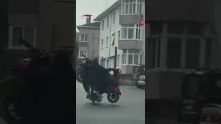 Motosikletle Motosiklet Taşıdılar! Şahısların Kendilerini Tehlikeye Atan Bu Yolculuk Kameralarda!