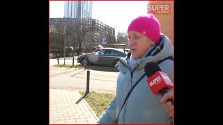 Emerytka ze łzami w oczach wspiera Ukraińców i mówi, co myśli o Putinie #shorts