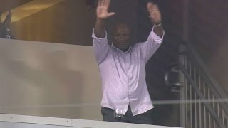 CWS@KC: Bo Jackson gets ovation at Kauffman Stadium