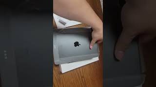 amateur unboxing 2022 iPad pro 5th generation with JUST ONLY ONE HAND