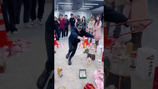 【天真无鞋】抠门老板是这样发年终奖的，蒙眼套种什么就可以拿走哦#shorts #funny #搞笑 #欢乐 #games