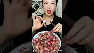 Mba Itu Emang Gak Pedes Apa Ya, Makan Bawang Merah Kaya Gitu?