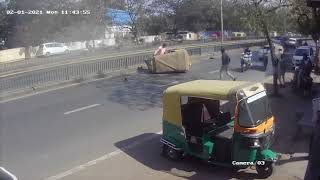 Auto Rickshaw Overturns _ Accident in India _ Auto Rickshaw Accident _ Accident Caught Live CCTV