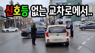 15255회. 신호 없는 교차로에서 직진하는데 우측 차와 사고 났습니다. 누가 더 잘못인가요?