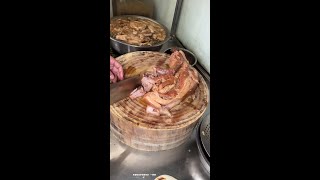 陕西西安特色肉夹馍，20元一个，纯肉没有青椒，看着好过瘾 #抖音美食推荐官 #谁懂这一口的好吃程度 #真材实料才能做出好味道 #西安美食 #冒险岛手游周年庆  @冒险岛枫之传说