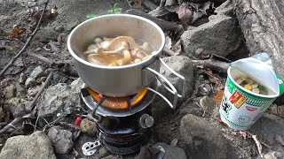 【きのこ狩り】ナラタケとムキタケをカップ蕎麦に入れて河原で食す