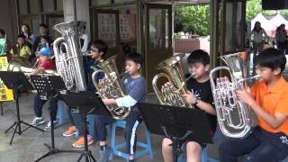 20140503 大湖國小母親節慶祝大會 街頭小小音樂家 低音銅管 雨中歡唱