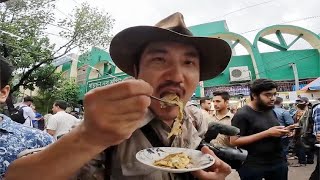 在孟加拉街头偶遇老朋友 当地人用扣完鼻子的手给雷探长做鸡蛋饼