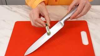 A brilliant trick for sharpening a knife using batteries!