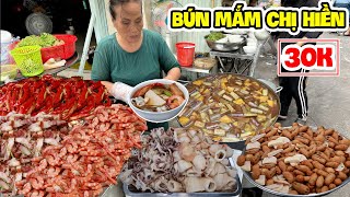 Hấp Dẫn Tô Bún Mắm Heo Quay 30K Của Chị Út Hiền Bán Chỉ 2 Tiếng Là Hết Sạch