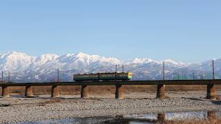 雪化粧した立山連峰と富山地方鉄道＠常願寺川河川敷_20190104_15:00頃