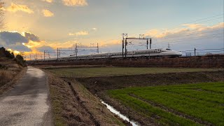 夕暮れ間際の東海道新幹線通過集