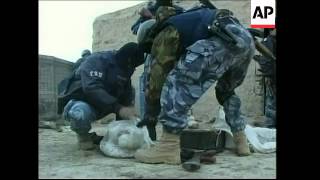 Iraqi and Danish troops in search for crime suspects