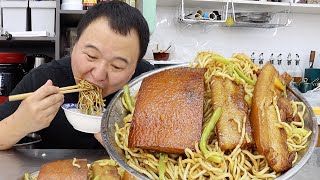 A Qiang makes braised pork belly noodles, which is really gluttonous.